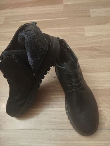 Qışlıq qadın botu – qara rəng 50 azn razmer 41 - Material: yumşaq