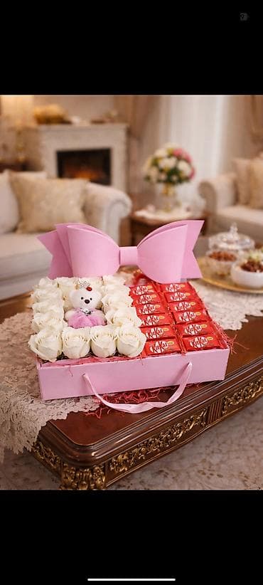 guller sekilleri: Hədiyyə qutusu – gül və şokolad kompozisiyası - Zərif, açıq çəhrayı — 1