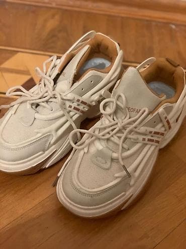 Ağ/xama rəngli uniseks idman ayaqqabısı - Model: “GEOFAE” yazılı, yan