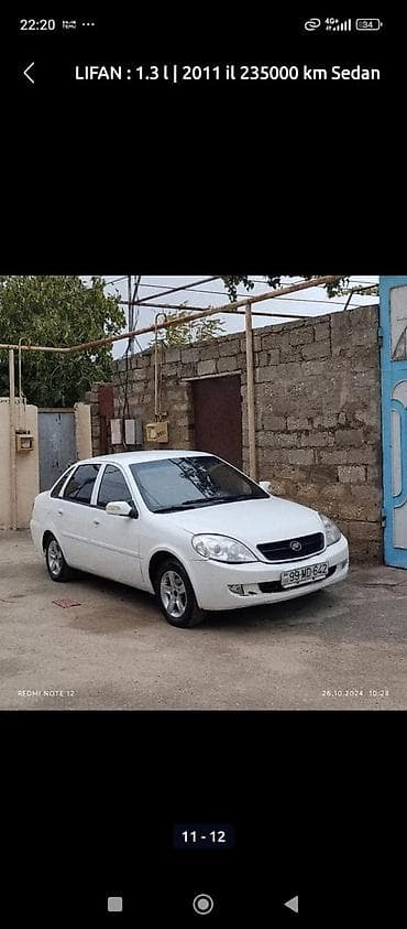 radio anten: Ağ rəngli 4 qapılı sedan avtomobil. Xüsusiyyətlər: - Ban növü: Sedan — 6