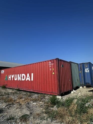 anbar üçün konteyner: Qırmızı rəngdə, üzərində "HYUNDAI" yazısı olan dəniz konteyneri. Yük — 2