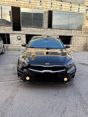 Kia Forte sedan – zərif qara rəngdə, 4 qapılı şəhər avtomobili