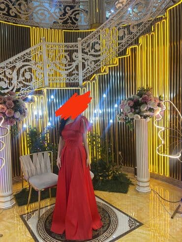 Ziyafət tədbirləri üçün ideal olan qırmızı rəngdə, uzun, asimmetrik