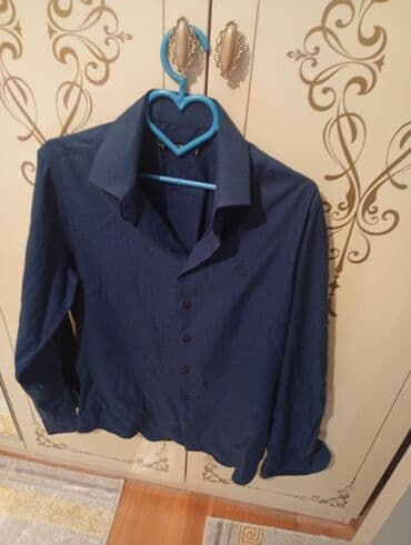 женская синяя рубашка: Qadın köynəyi – tünd mavi rəngdə, uzunqol, klassik yaxalı model. Ön — 2