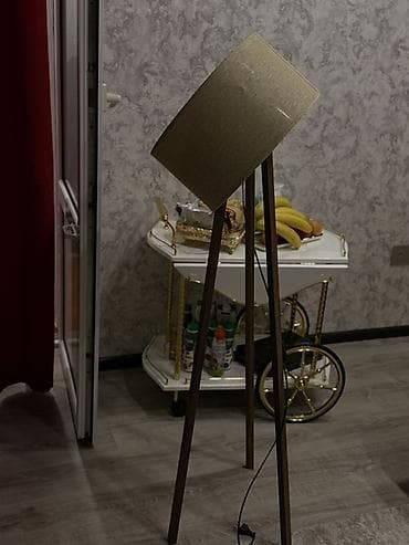 Tripod döşəmə lampası - Dizayn: Üçayaqlı (tripod) konstruksiya, taxta — 1