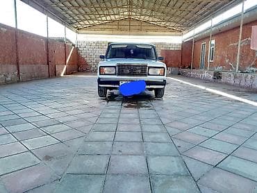 VAZ 2107, ağ rəng, 4 qapı sedan. Texniki xüsusiyyətlər: - Benzin