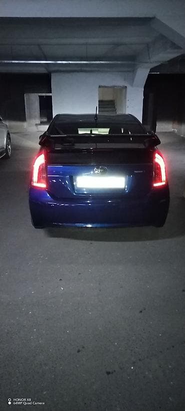 Toyota Prius (3-cü nəsil) – mavi rəng, hatchback gövdə. - Hibrid — 4