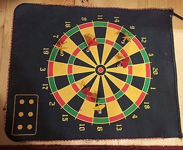 Maskalar, eynəklər: Maqnitli dart taxtası – ikiüzlü asma set - İki tərəfli oyun səthi — 2