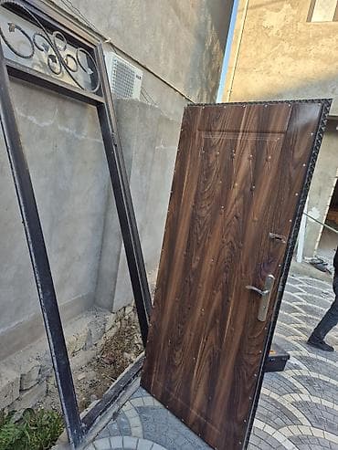 qapi alemi: Dəmir giriş qapısı – dekorativ naxışlı, çərçivəsi və üst transom — 2