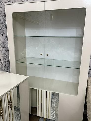 Qapalı dolab vitrini