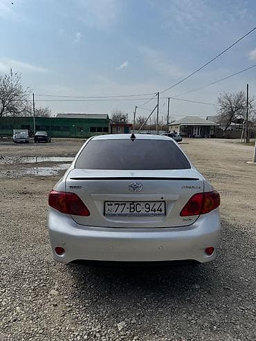 xarici masin: Toyota Corolla sedan – gümüşü rəng. - Kuzu: 4 qapı, kompakt sedan — 5