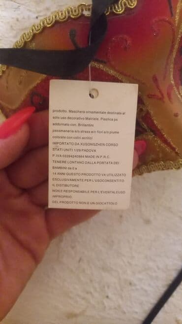 xoncaların satışı: Qırmızı, narıncı və qızılı rənglərdə olan Venesiya maskası. Maskada — 2