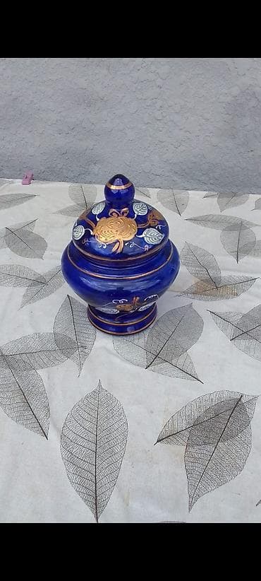 qənd qıran: Kobalt-mavi şüşədən dekorativ qapaqlı şirniyyat qabı - Material — 1