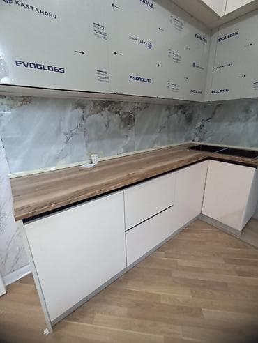 Ağ rəngdə və müasir üslubda hazırlanmış bu mətbəx mebel dəsti