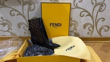 Fendi Roma qadın çəkmələri - Model: Nazik dabanlı, sivri burunlu lalafo.az -da Fendi Roma qadın çəkmələri - Model: Nazik dabanlı, sivri burunlu