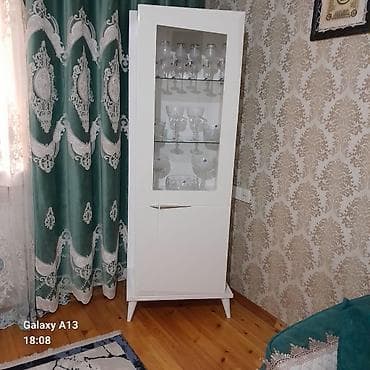 Şüşəli dolab vitrini
