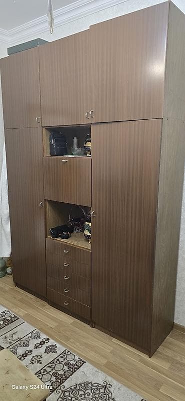 Şkaf- vitrin kombinasiyası (LDSP ağac teksturası, qəhvəyi rəng) -