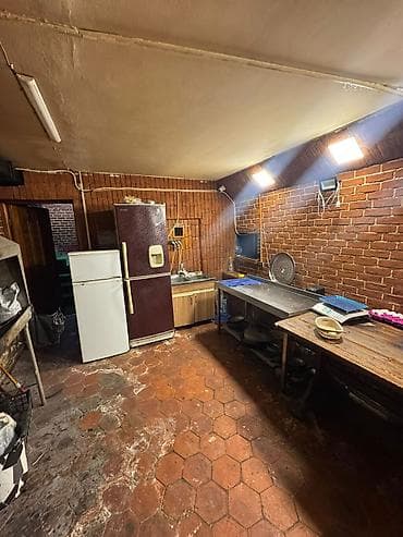 bars: Beer Room – Pub & Lunch - Yeraltı konseptli, kərpic divarlı — 3