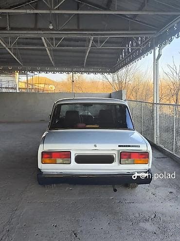 maşın 010: Lada 2107 sedan – klassik dizaynlı, ağ rəngdə. Texniki xüsusiyyətlər — 2