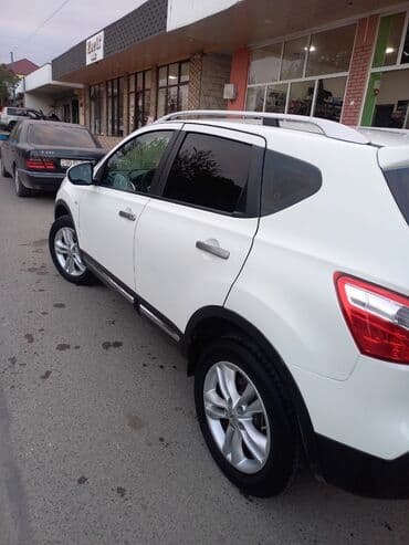 турбо аз подержанные автомобили таеота приюс аренд: Nissan Qashqai, ağ rəngli şəhər-krosoveri. Xüsusiyyətlər və detallı — 5