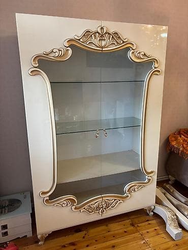 Şüşəli dolab vitrini