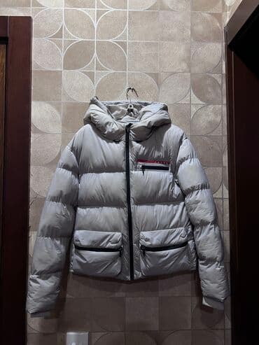 Prada markali kurtka satilir!! Cox baha alinib, 2 defe geyinilib. Real