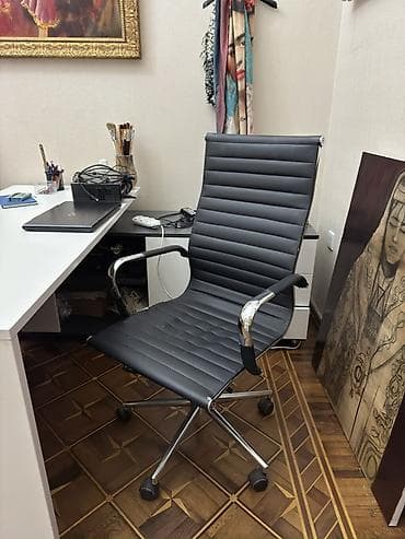 Офисные столы: Ofis üçün L formalı iş masası + stul - Rəng: ağ və qrafit/qaranlıq — 8