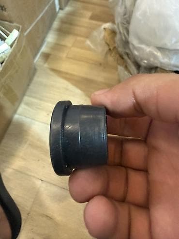turba 50: **Metall boru üçün plastik başlıq / tıxac** Dairəvi formalı qara — 1