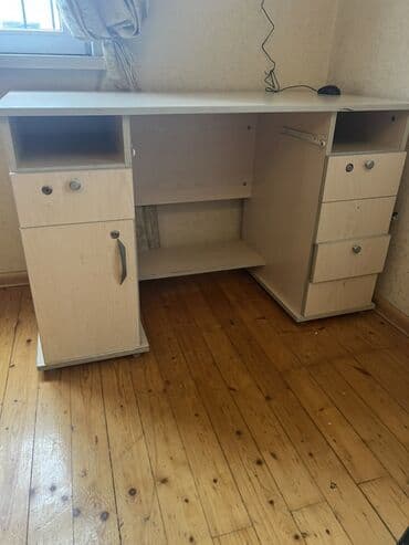 Kompyuter/iş masası – açıq ağ-qəhvəyi rəngdə, Möhkəm matrealdandir