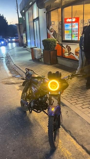 Мотоциклы: Mavi rəngdə şəhər/şosse üçün yığcam motosiklet. İdman üslublu kuzov — 2