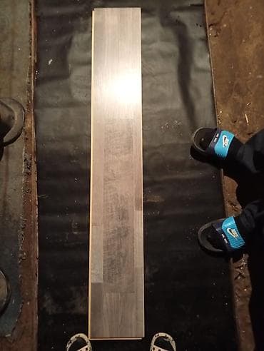 doseme laminat: Laminate döşəmə paneli – boz/qəhvəyi taxta teksturalı - Lövhə tipi — 1