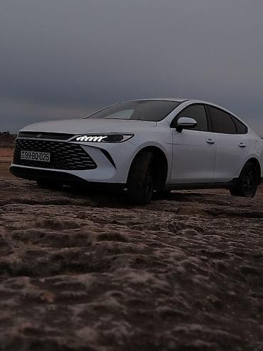 top az muravey: Ağ rəngli müasir sedan - Aqressiv və zərif ön dizayn: geniş bal — 2