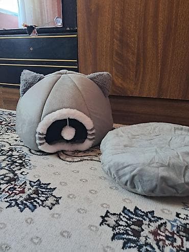 pisik esyalari: Pişik üçün yumşaq qapalı ev-buda. Xüsusiyyətlər: - Rəng: boz, ağ xəz — 1