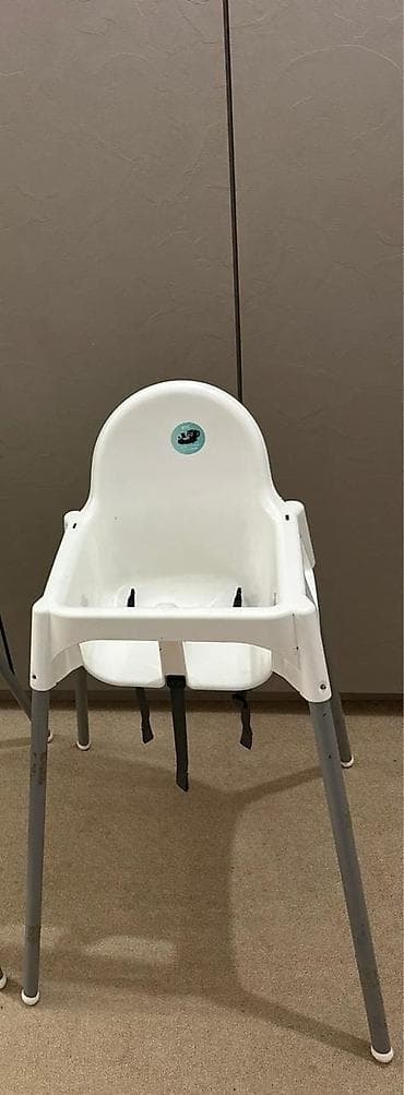 Yemək masaları, oturacaqları: Uşaq yemək stulu - Sadə və funksional dizayn: ağ plastik oturacaq və — 1