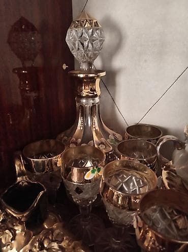 Qızılı naxışlı kristal likör dəsti - Tərkib: 1 ədəd qapaqlı karaf və