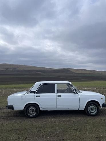 volkswagen tiguan 1: VAZ 2107, ağ rəng, sedan kuzov. - Ban növü: 4 qapılı sedan - Rəng: Ağ — 3