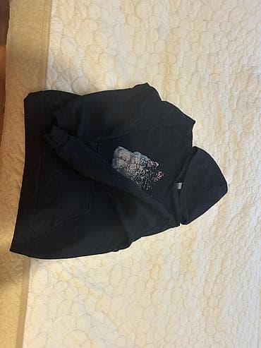 Qara rəngli kapüşonlu sviter (hoodie) - Rəng: Tünd qara - Ön hissə