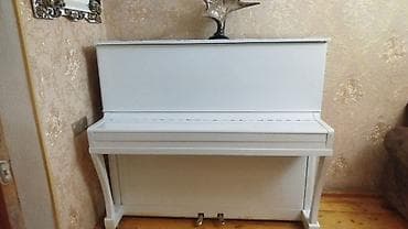 Ağ rəngdə akustik upright (divar) piano. Belarus pianinosudur -