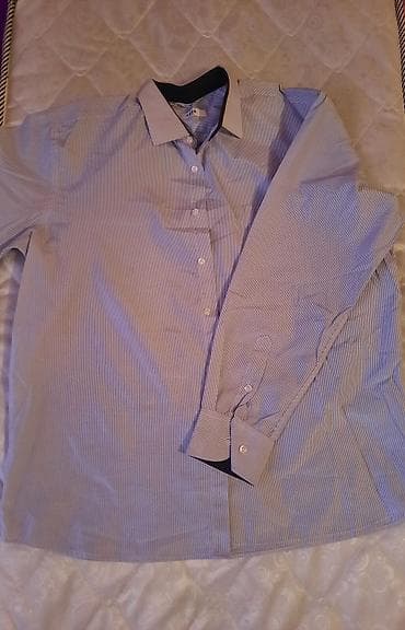 Kişi köynəyi – uzunqol, düyməlidir. Rəng: açıq mavi-ağ xırda zolaqlı