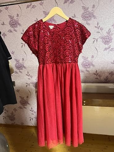Donlar: Qız uşağı üçün şık qırmızı mərasim donu. Accessories maqazasinnan 180 — 1