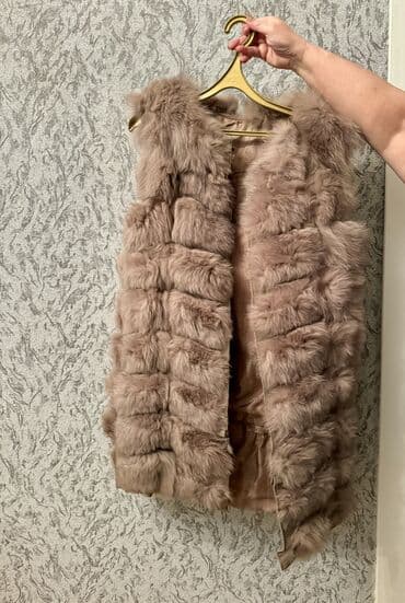 qadın xəz papaqları: Qadın üçün süni kürk jilet - Rəng: açıq qəhvəyi/taupe - Model — 2