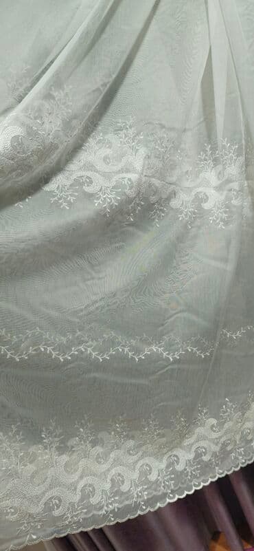 maqnit perde: Ağ rəngdə, zərif naxışlı tül pərdə. Otağa yüngüllük və incəlik qatır — 4