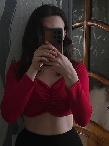 Qırmızı uzunqol kroptop - Model: V-yaxa effektli, ön hissədə büzgülü lalafo.az -da Qırmızı uzunqol kroptop - Model: V-yaxa effektli, ön hissədə büzgülü