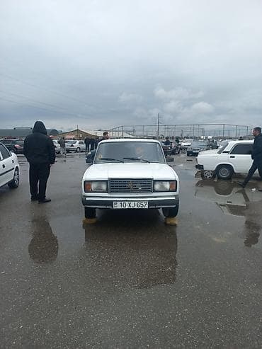 masin kompressor ustasi: VAZ 2107, ağ rəng, sedan kuzov. Mühərrik və ötürmə: - Benzin — 9