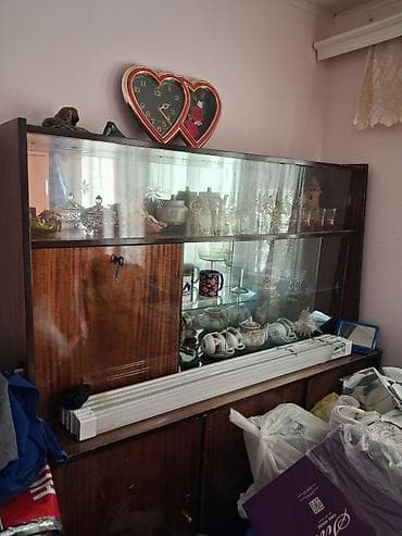 1 Divan. 2 Kreslo. Taxta stul: 6 ədəd, oturacaq hissəsi karkas — 4