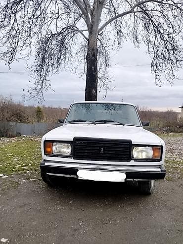 Продажа авто: VAZ 2107, ağ rəng, sedan kuzov. Texniki xüsusiyyətlər: - Benzin — 10