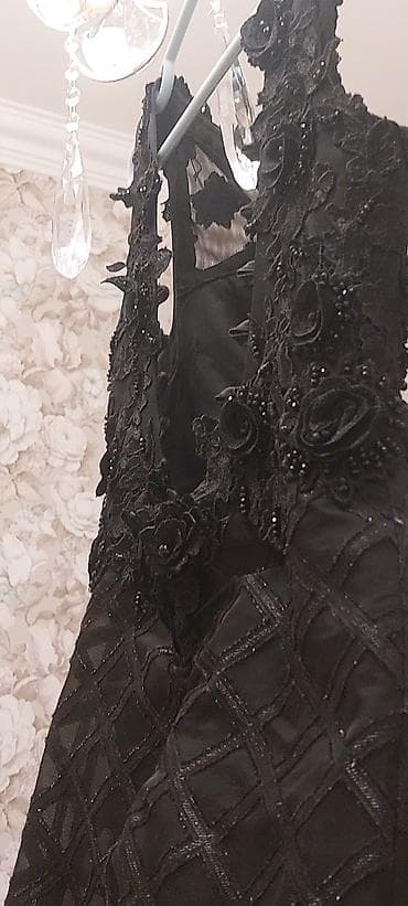 elbiseler: Donlar.Ziyafet paltari ŝilefle.yaxasi yigilma muncuq.arxasi — 2