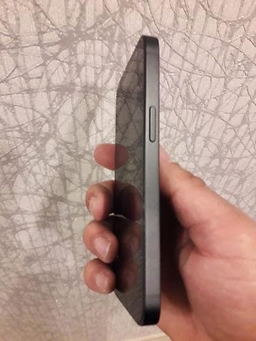 IPhone 16e, 128 GB, Midnight, Face ID — 3
