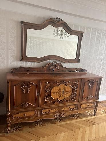 D10 mebel dəsti Tərkibi: - Geniş bufet + yuxarı hissədə iri bəzəkli at lalafo.az D10 mebel dəsti Tərkibi: - Geniş bufet + yuxarı hissədə iri bəzəkli