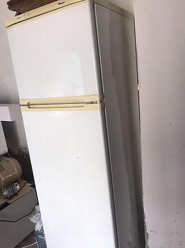fre aparati: İki kameralı soyuducu. Ağ rəngli, klassik dizayna malik modeldir. Üst — 2